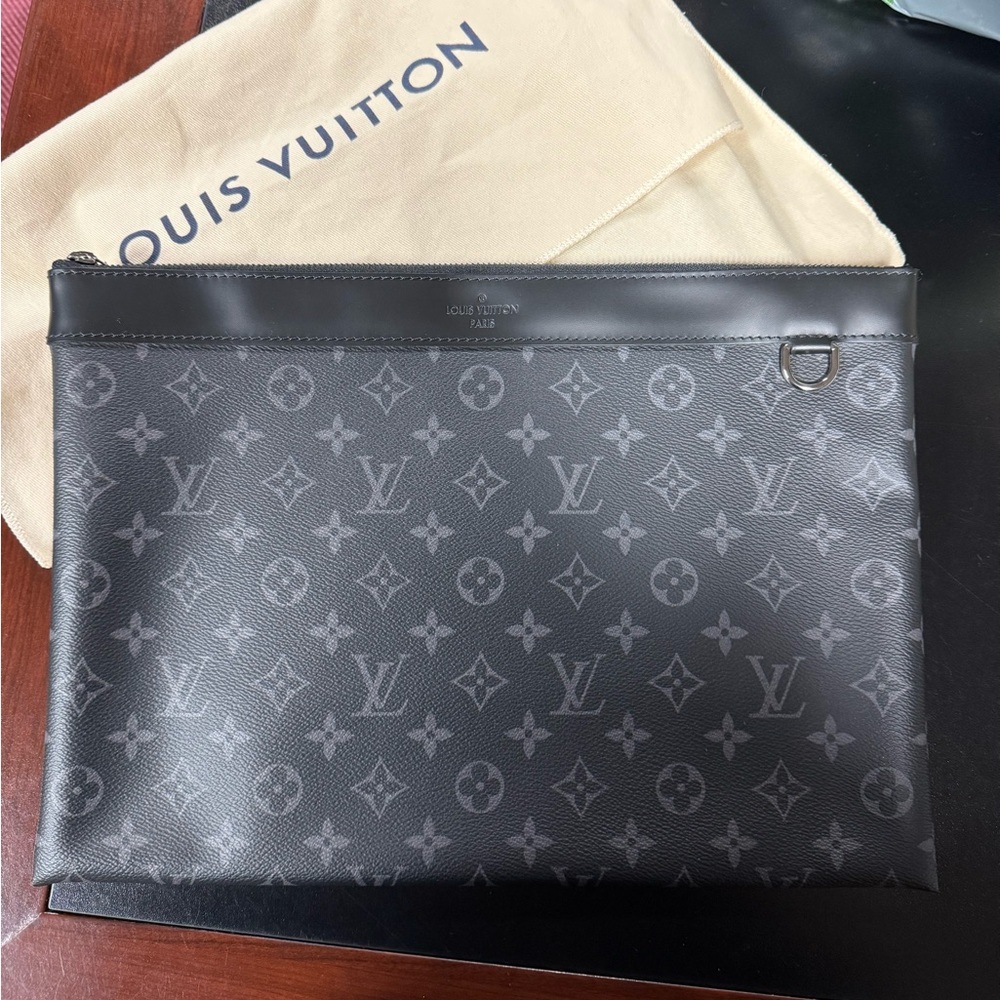 Louis Vuitton discovery pochette